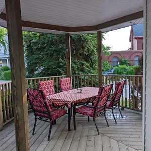https://garden-2-storey-house.niagara-fallshotels.com